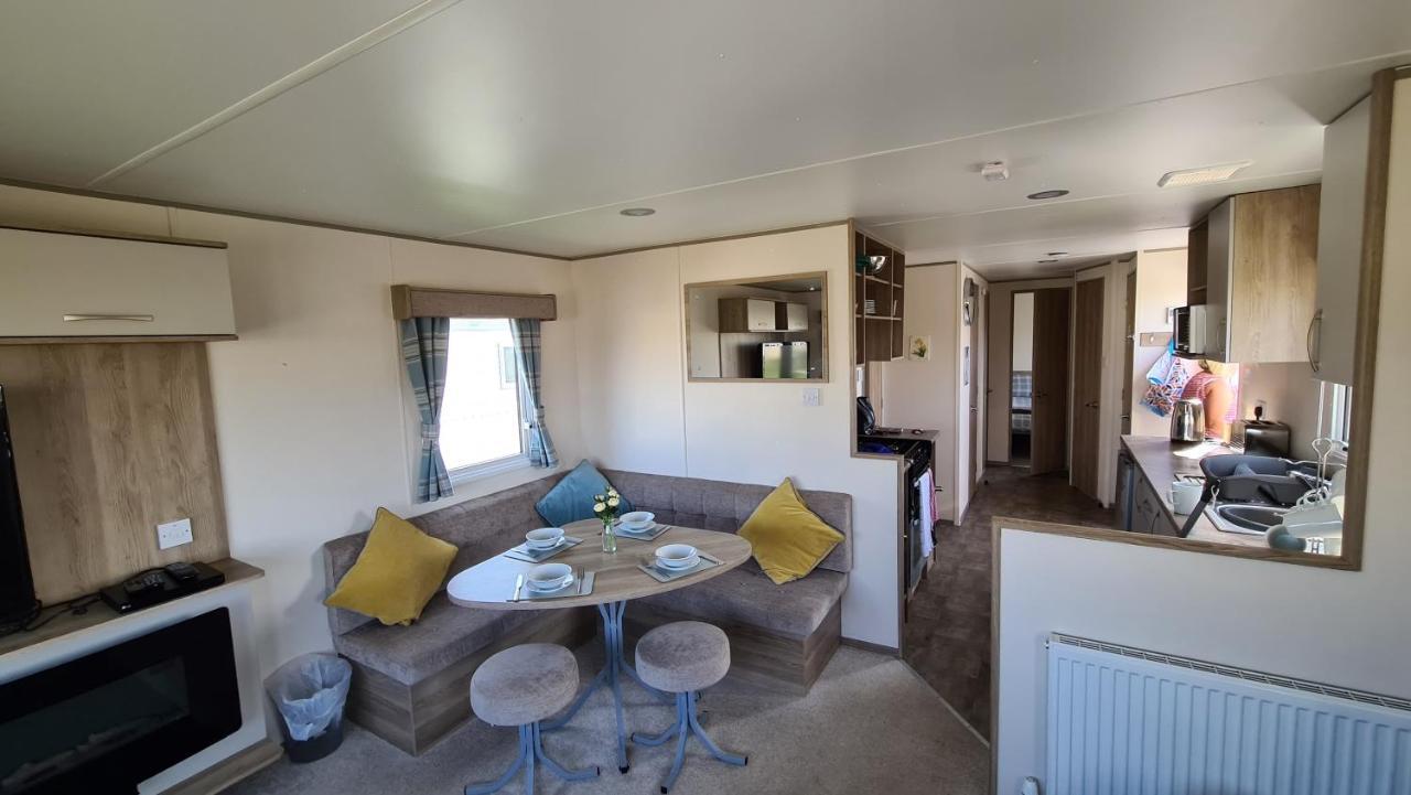 Luxury 2019 8 Berth Caravan With Hot Tub @ Tattershall Lakes Экстерьер фото