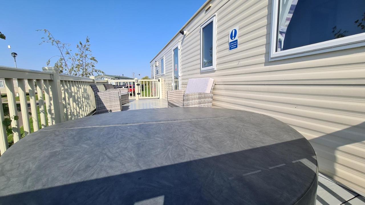 Luxury 2019 8 Berth Caravan With Hot Tub @ Tattershall Lakes Экстерьер фото