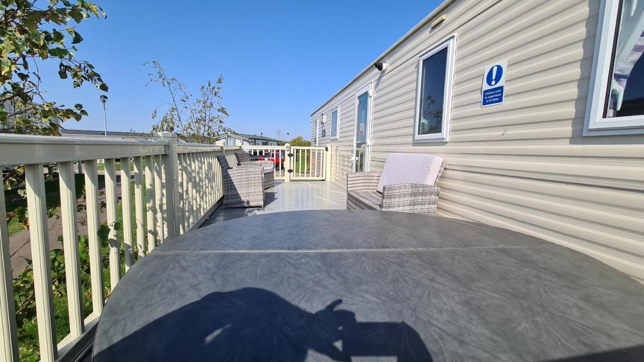 Luxury 2019 8 Berth Caravan With Hot Tub @ Tattershall Lakes Экстерьер фото