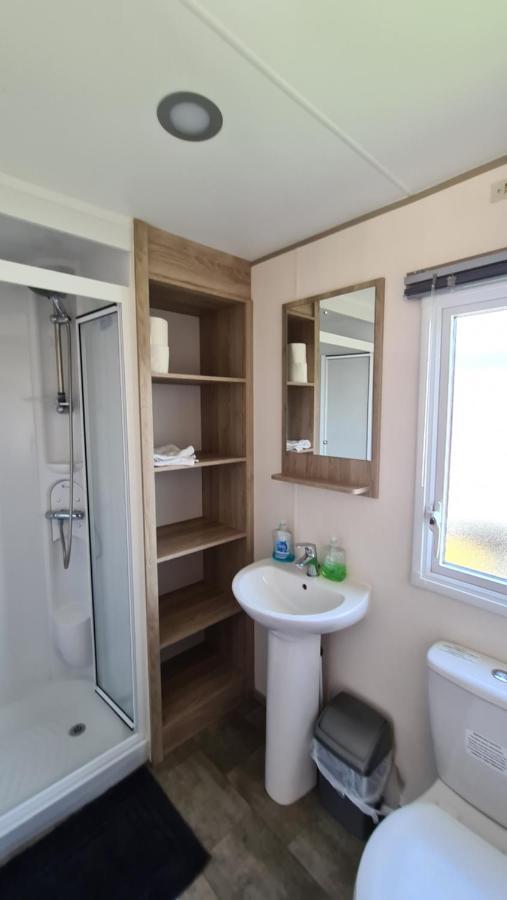 Luxury 2019 8 Berth Caravan With Hot Tub @ Tattershall Lakes Экстерьер фото